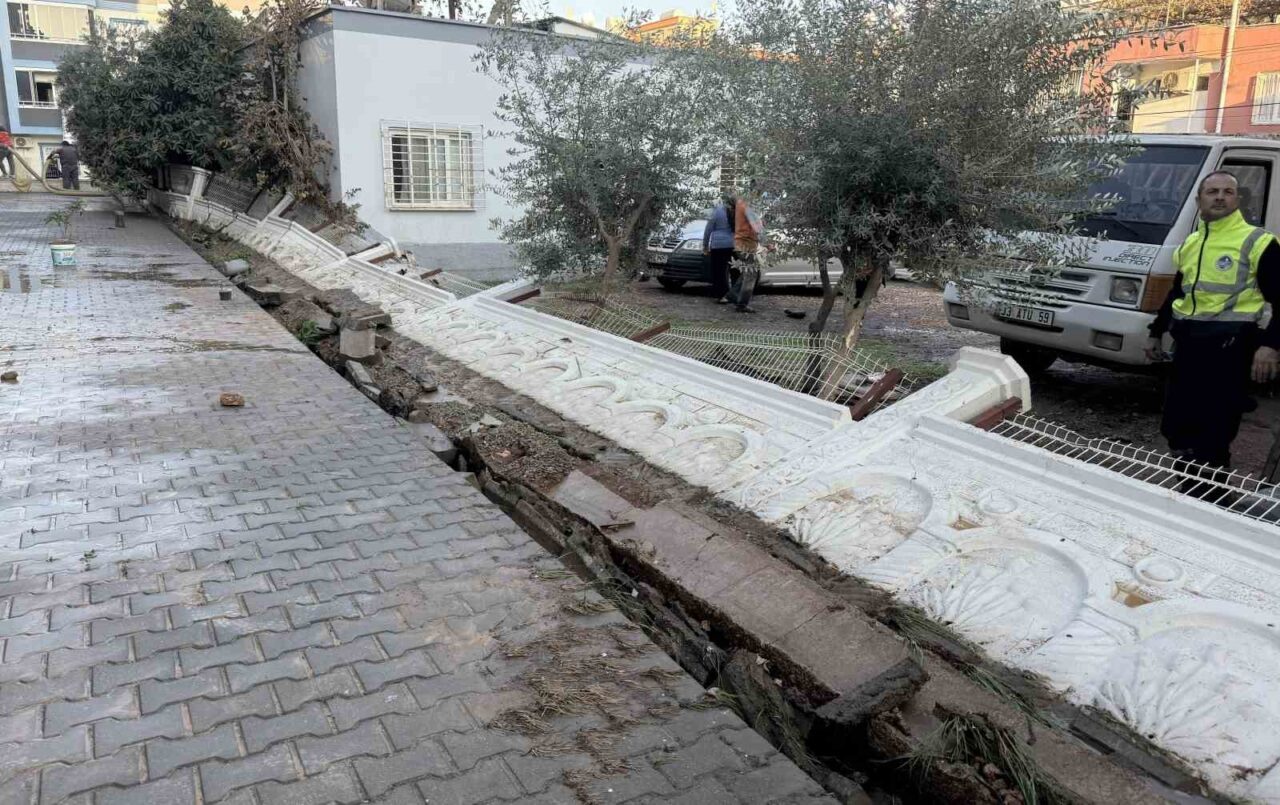 Mersin’in Tarsus ilçesinde yerel saatle dün su borusu patladı. Akşemsettin