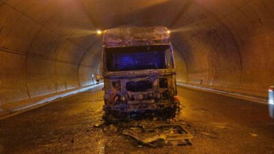 İstanbul-İzmir otoyolu Orhangazi Tüneli'nde bir su tankeri alev alarak küle