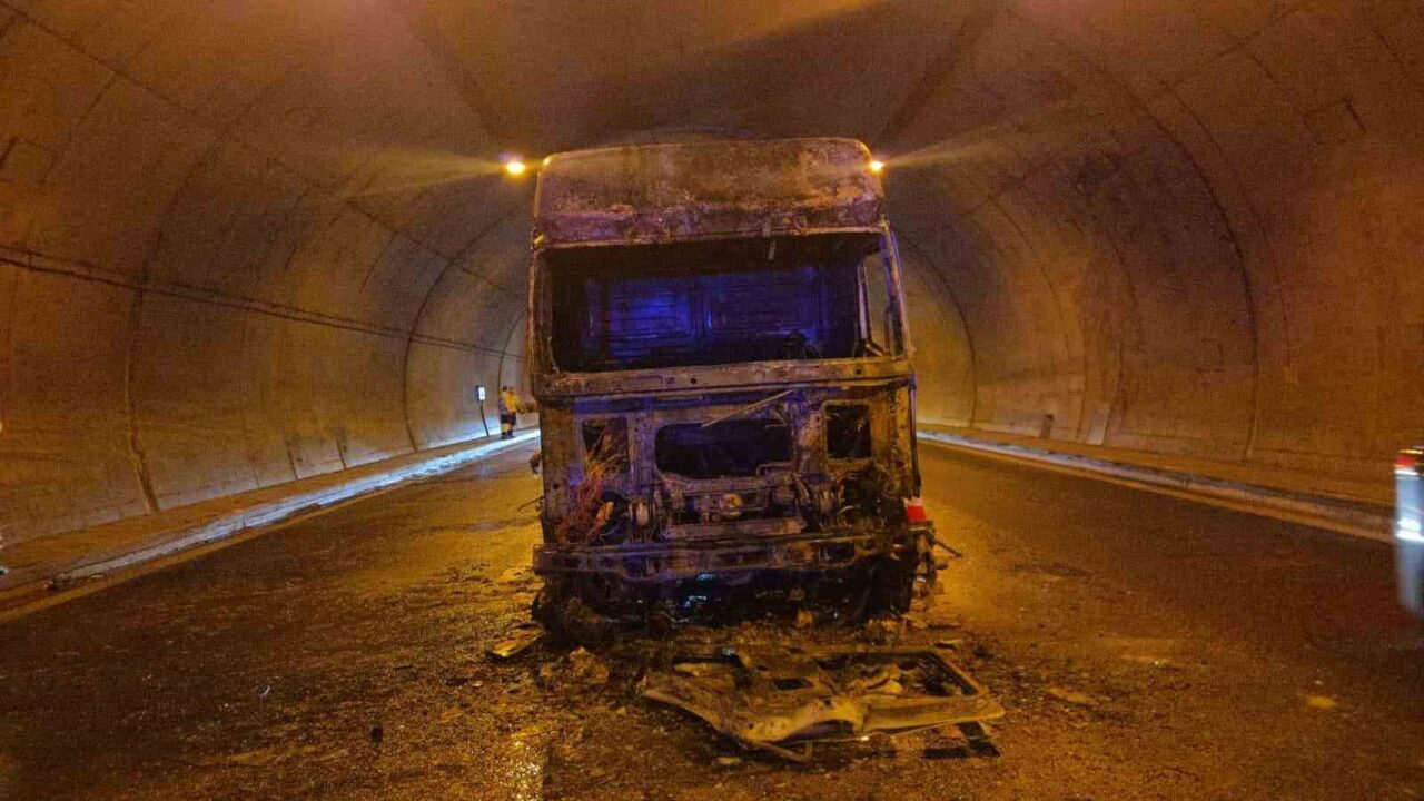 İstanbul-İzmir otoyolu Orhangazi Tüneli'nde bir su tankeri alev alarak küle