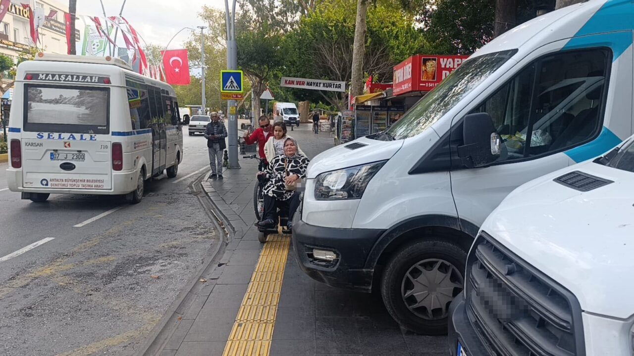 Manavgat’ta PTT Minibüsleri Engellilerin Geçişini Engelledi, Tepkiler Üzerine Araç Geri Çekildi