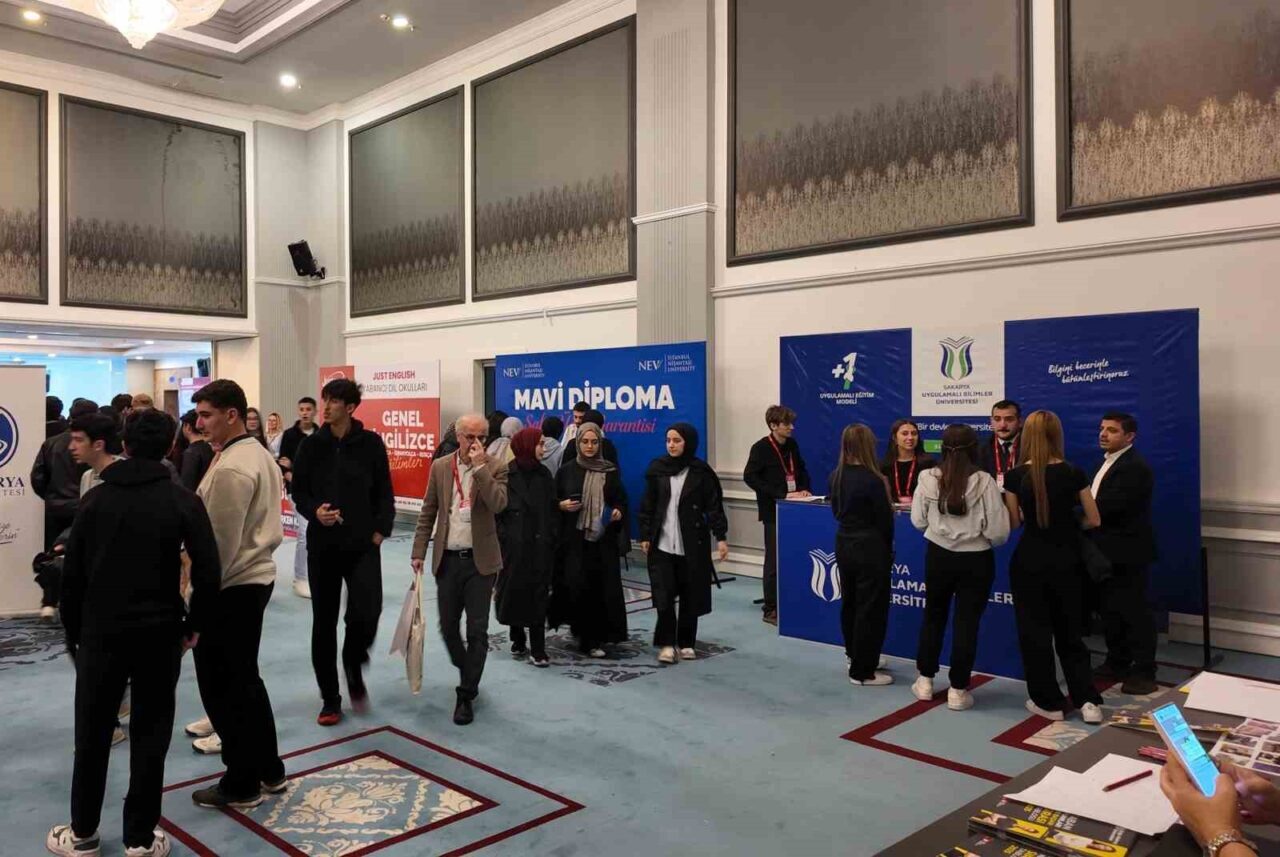 Sakarya Uygulamalı Bilimler Üniversitesi (SUBÜ), Üniversite Tanıtım Fuarı'na katılarak aday
