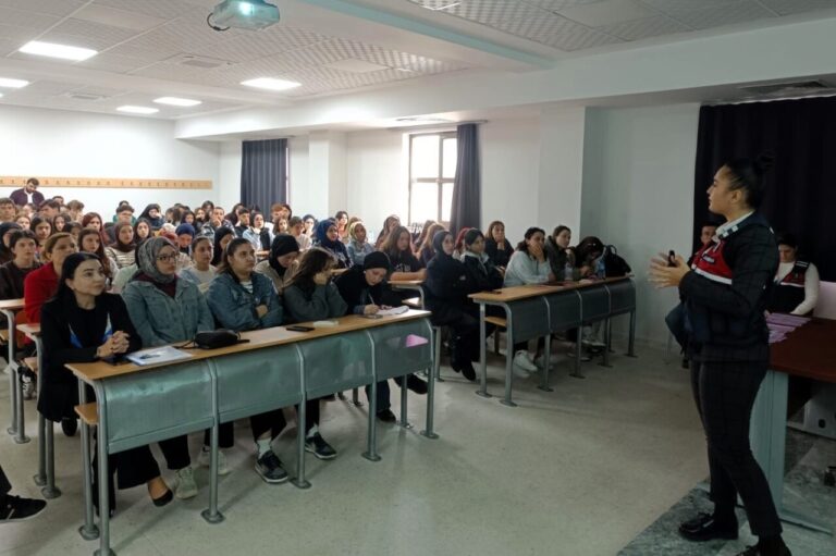 Sakarya’da Jandarma, Ferizli MYO Öğrencilerine Aile İçi Şiddet ve Madde Bağımlılığı Hakkında Bilgilendirme Yaptı