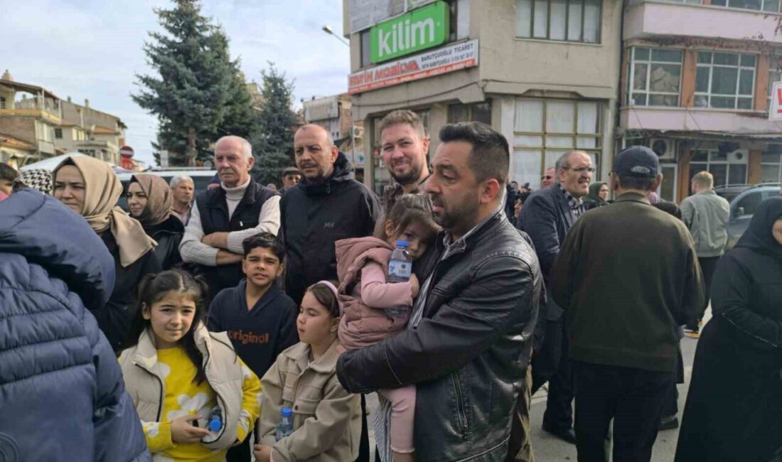 Şuhut’ta Umre Adayları, Büyük Cami Önünde Dua ve Dualarla Kutsal Yolculuğa Uğurlandı Afyonkarahisar’ın Şuhut ilçesinde umre adayları, Büyük Cami önünde düzenlenen törende