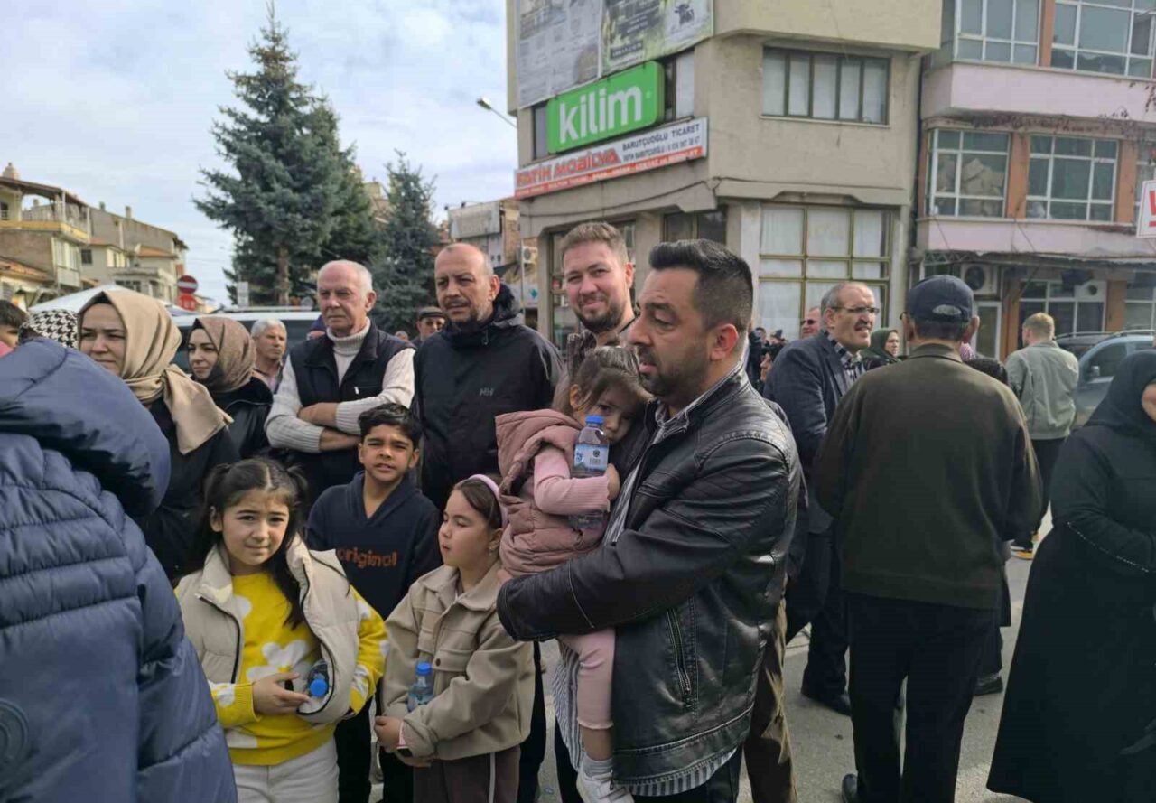 Şuhut’ta Umre Adayları, Büyük Cami Önünde Dua ve Dualarla Kutsal Yolculuğa Uğurlandı