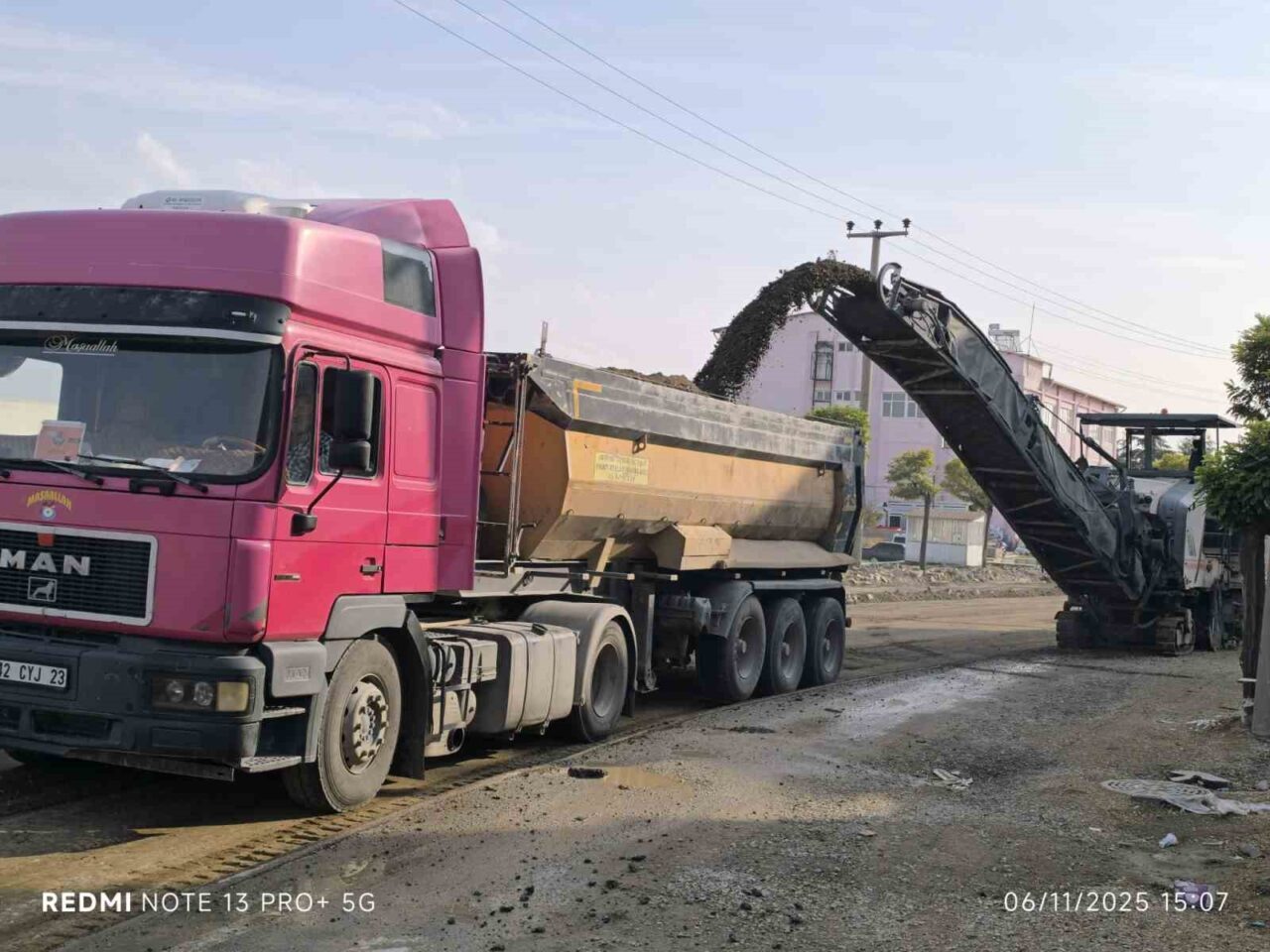 Afyonkarahisar’ın Şuhut ilçesinde yol yapım ve altyapı çalışmaları devam ediyor.