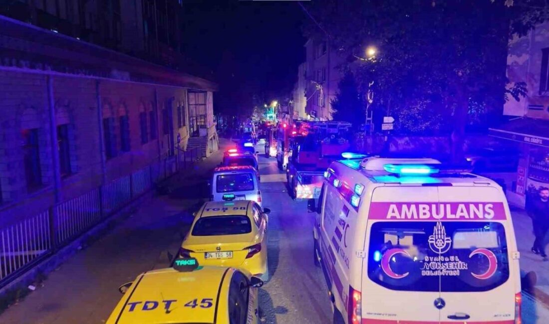 Sultanbeyli’deki Ahşap Binada Çıkan Yangın, İtfaiye Ekiplerinin Hızlı Müdahalesiyle Söndürüldü; Bir Kişi Bayıldı Sultanbeyli'deki ahşap binanın 2. katında çıkan yangın, itfaiye ekiplerinin hızlı