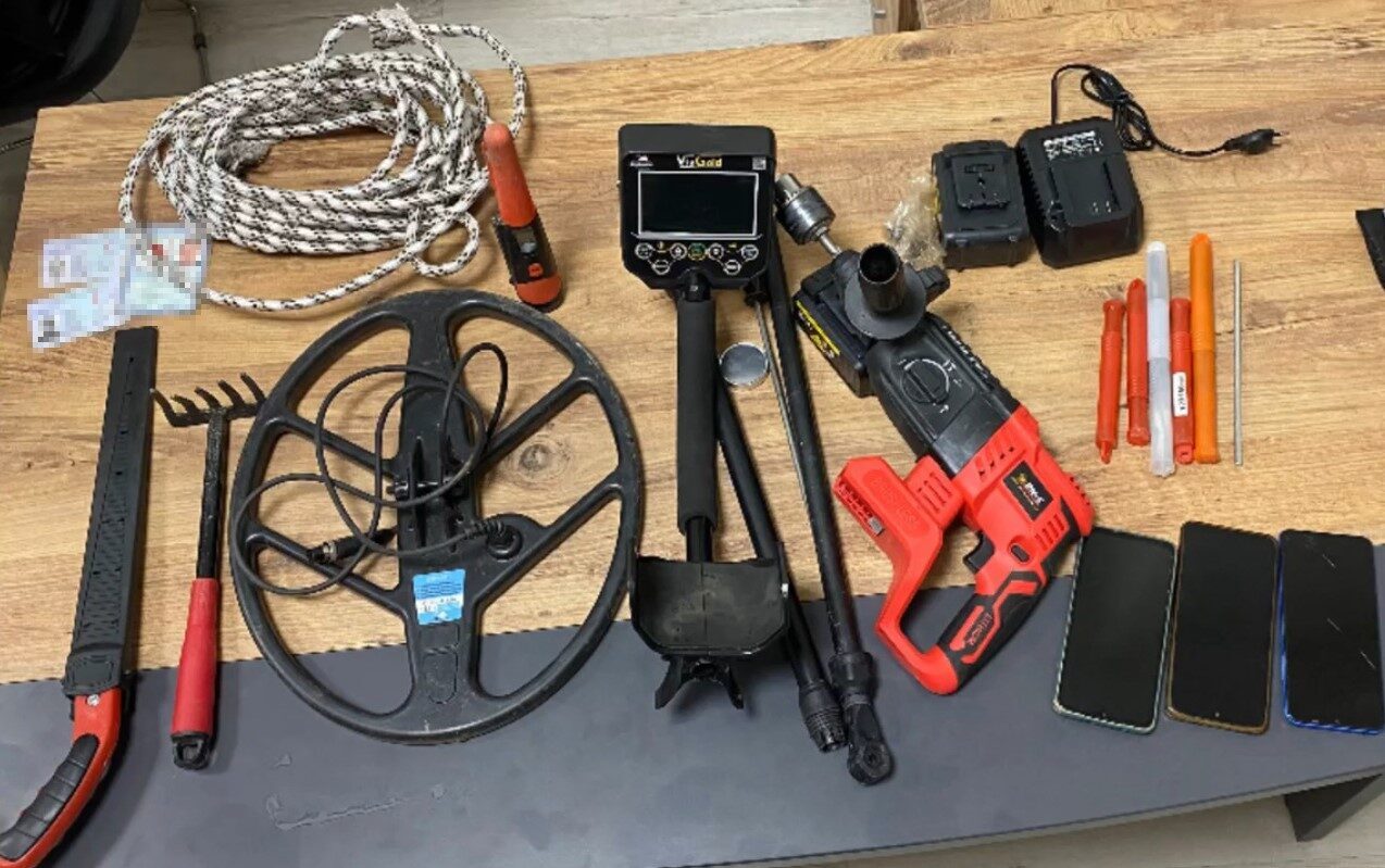 Sultanbeyli'de ormanlık alanda dron ile yapılan denetimlerde, kaçak kazı yapan