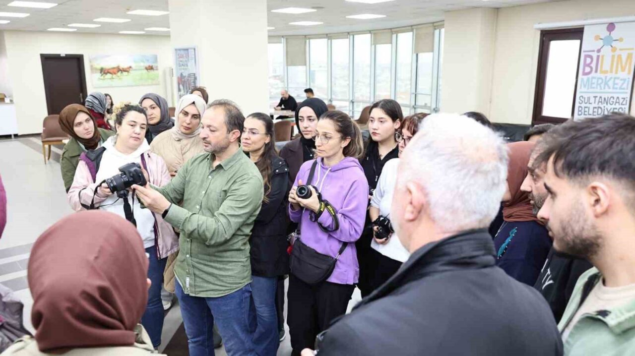 Sultangazi Belediyesi'nin Sanat Akademisi, fotoğrafçılık kursuna büyük ilgi gösteriliyor. 15