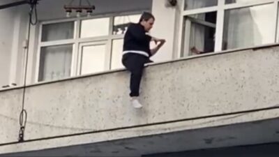 Sultangazi'de ailesiyle tartışan Ahmet Y., balkona çıkarak intihar girişiminde bulundu.