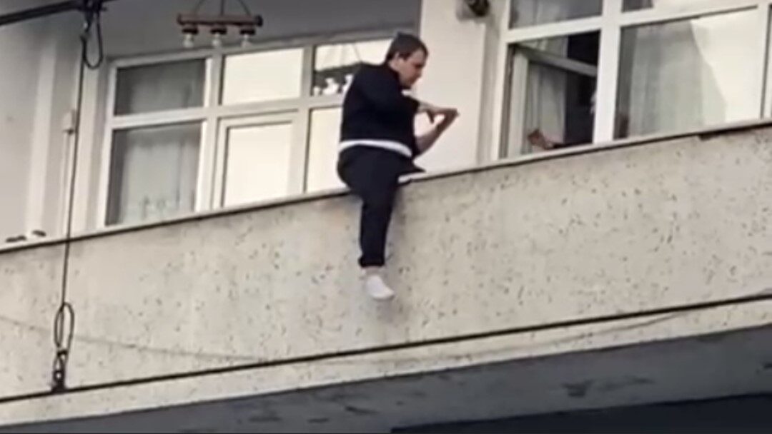 Sultangazi'de ailesiyle tartışan Ahmet Y., balkona çıkarak intihar girişiminde bulundu.