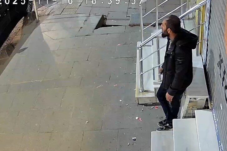 Sultangazi’de Eski Eşinin Sevgilisini Vuran Şahıs, Kafasına Ateş Ederek Hayatını Kaybetti İstanbul Sultangazi’de eski eşinin partnerini öldüren Erdoğan A., ardından intihar