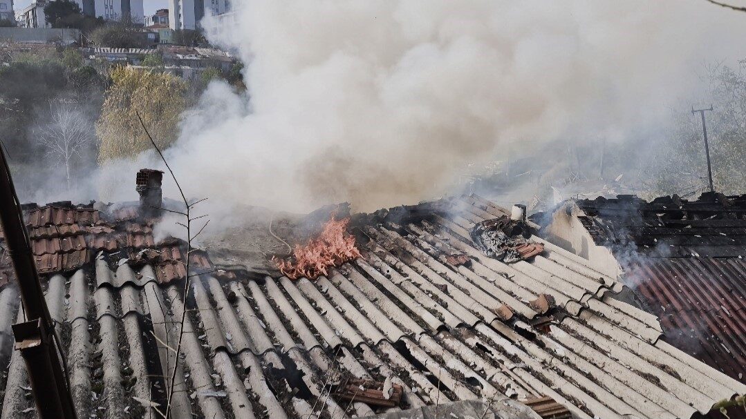 Sultangazi’de Gecekonduda Yangın Çıktı, İtfaiye Personeli Muhabiri Islatma Yöntemiyle Tepki Gösterdi İstanbul Sultangazi'de bir gecekonduda meydana gelen yangın, itfaiyenin 45 dakikalık
