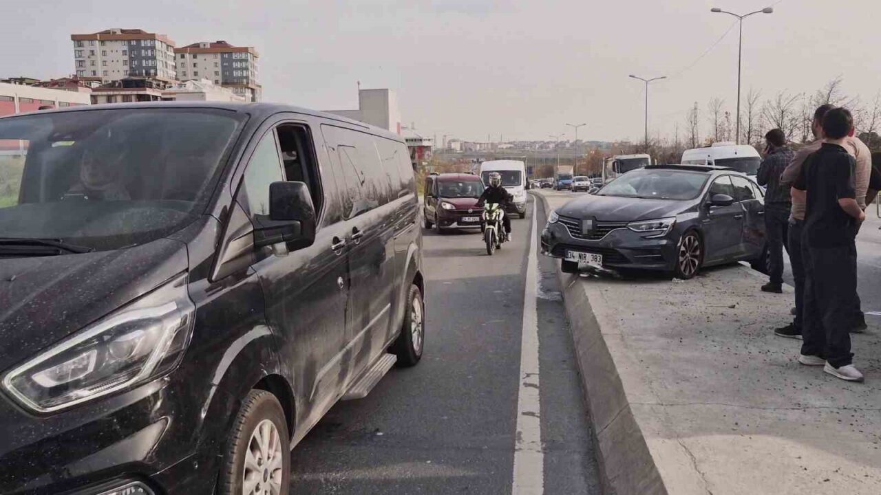 İstanbul Sultangazi’de bir kamyonun otomobili sıkıştırması sonucu direksiyon hakimiyetini kaybeden