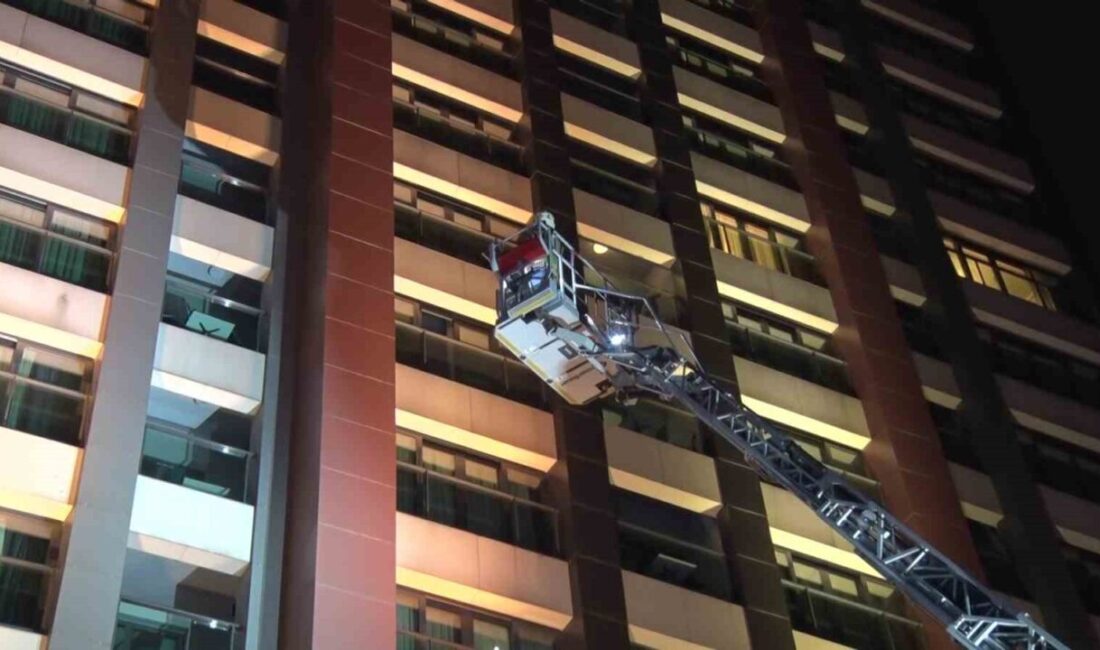 Sultangazi'deki 27 katlı otelde saat 02.00 sıralarında yangın çıktı. Giriş