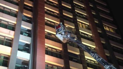 Sultangazi'deki 27 katlı otelde saat 02.00 sıralarında yangın çıktı. Giriş