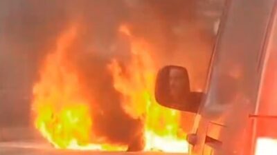 İstanbul Sultangazi'de seyir halindeki bir hafif ticari araçta yangın çıktı.