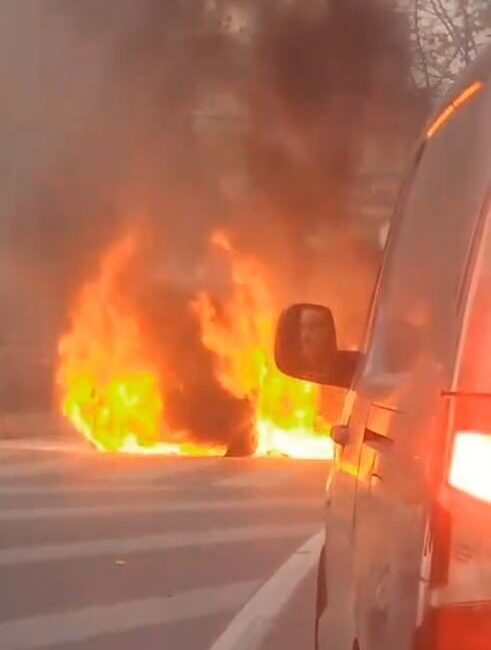 Sultangazi’de hareket halindeki araçta çıkan yangın, sürücünün zamanında müdahalesiyle kontrol altına alındı İstanbul Sultangazi'de seyir halindeki bir hafif ticari araçta yangın çıktı.