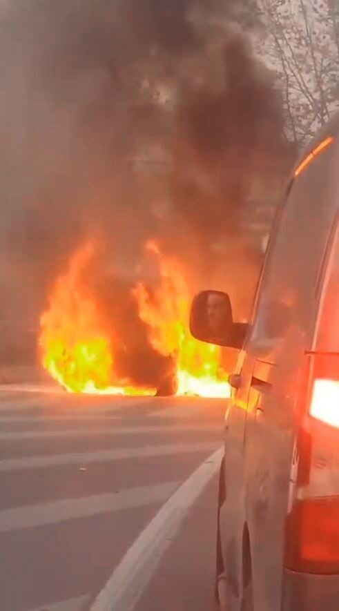 İstanbul Sultangazi'de seyir halindeki bir hafif ticari araçta yangın çıktı.
