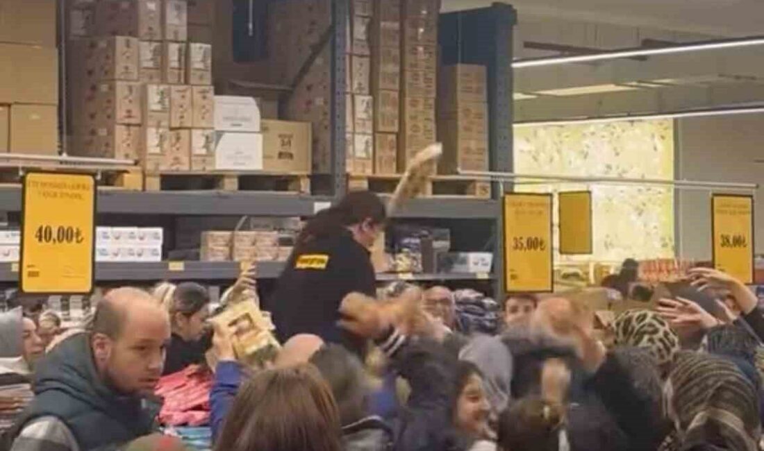 Bursa’da Süpermarketteki İndirimler, Vatandaşlar Arasında İzdihama Yol Açtı Bursa'nın Nilüfer ilçesindeki Özen Gross süpermarketinde düzenlenen indirim kampanyası, kalabalık