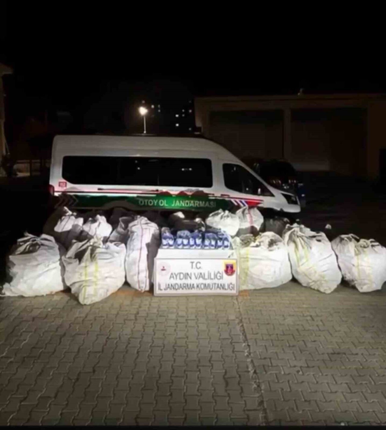 Aydın'da jandarma, otoyolda durdurduğu iki araçta piyasa değeri 1 milyon