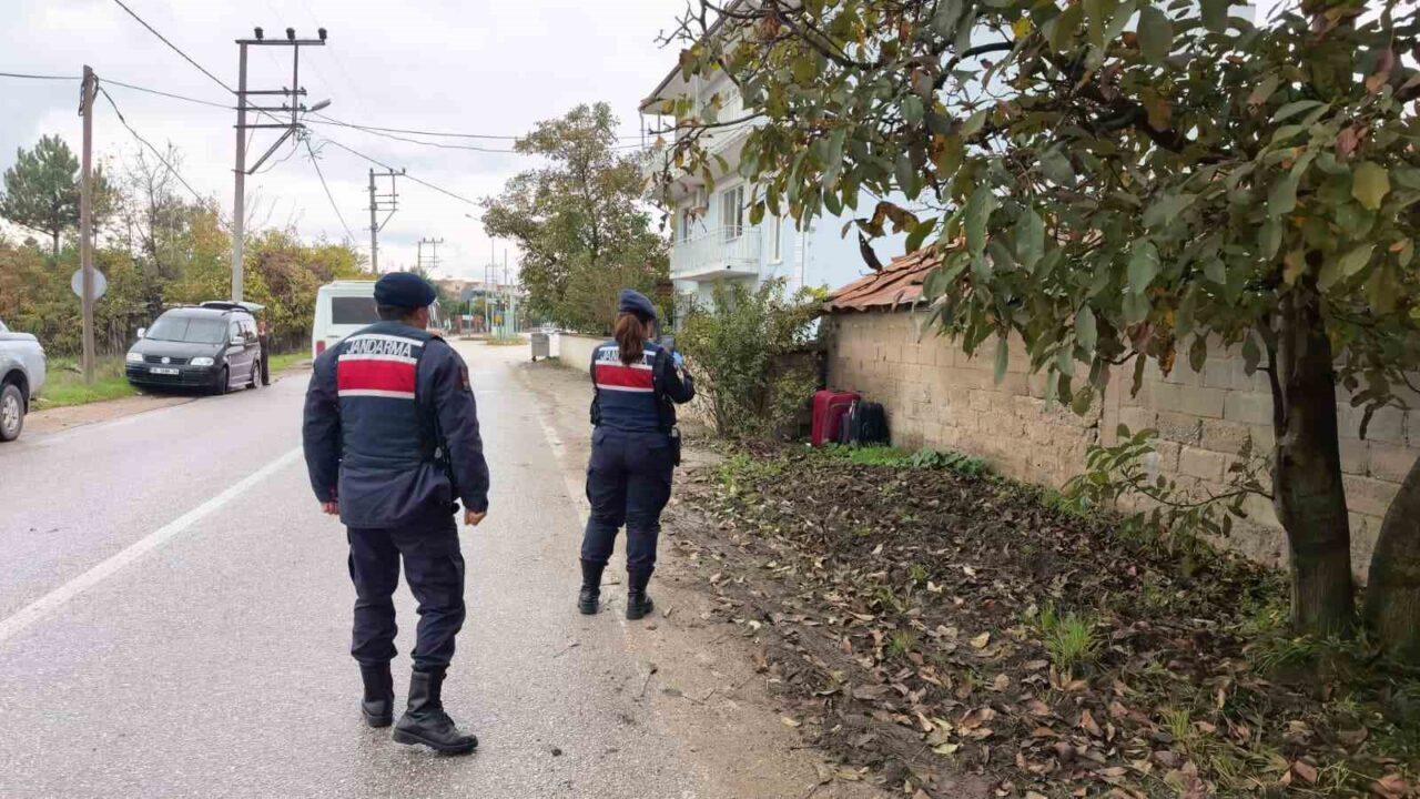 Bursa'nın İnegöl ilçesinde yol kenarına bırakılan iki valiz ve bir