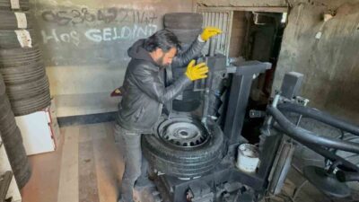 Oto tamir ustası Hamza Kayalı, araç sahiplerini kış lastiği takmaları