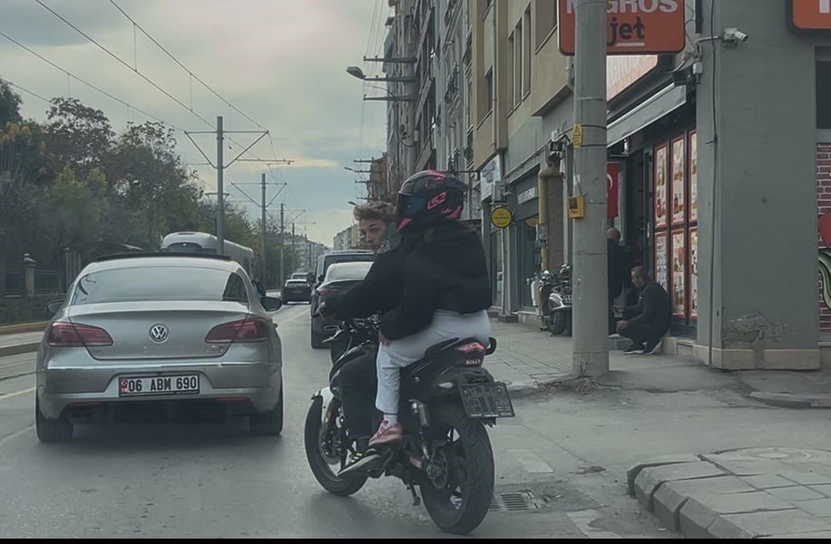 Eskişehir'de, plakasız ve kasksız bir sürücü tarafından kullanılan gürültülü motosiklet,