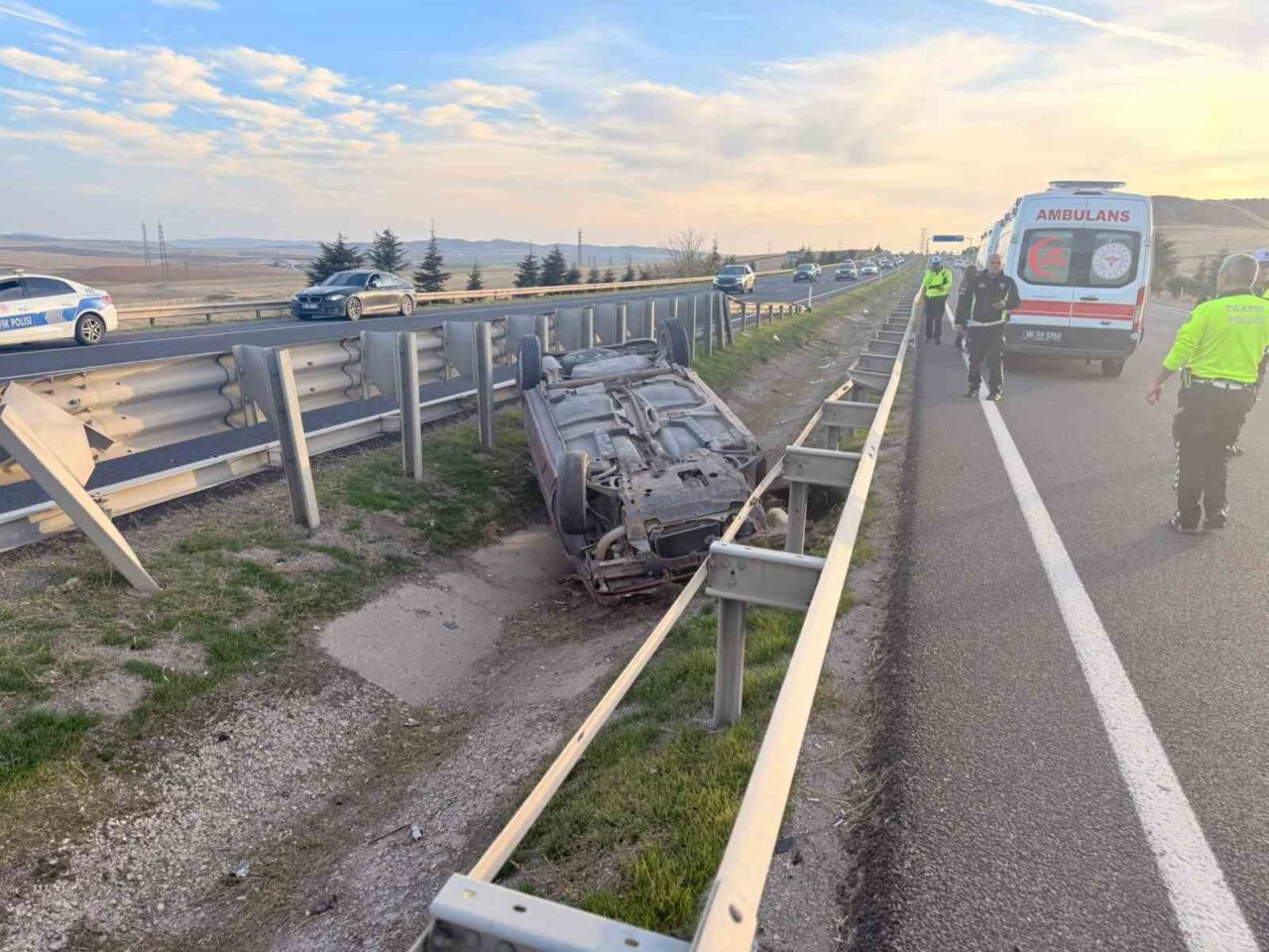 Ankara'nın Polatlı ilçesinde bir otomobil direksiyon hakimiyetinin kaybedilmesi sonucu refüjde