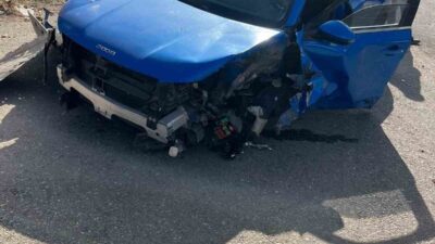 Kırşehir'de H.B.'nin kullandığı otomobil, direksiyon hakimiyetini kaybederek aydınlatma direğine çarptı.