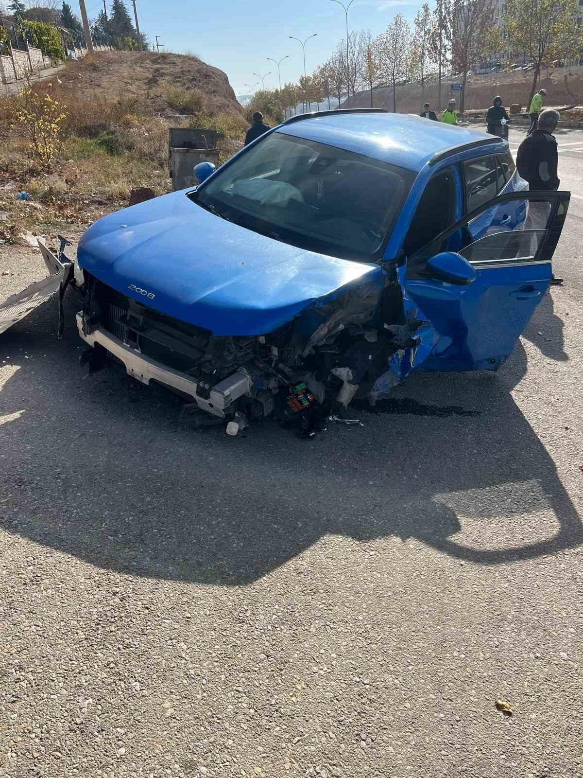 Kırşehir'de H.B.'nin kullandığı otomobil, direksiyon hakimiyetini kaybederek aydınlatma direğine çarptı.