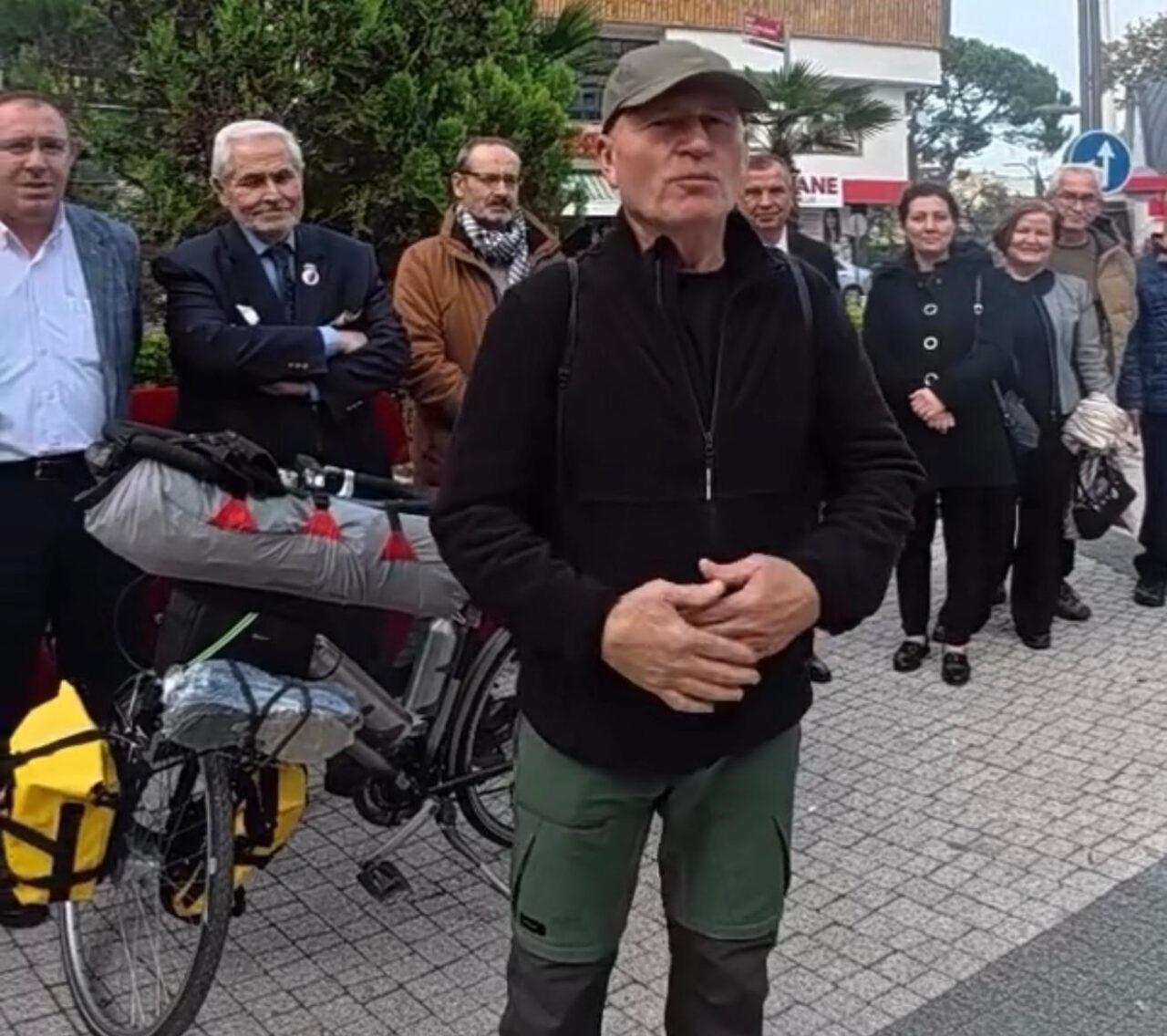 Balıkesir’in Susurluk ilçesinden yaşayan Fahrettin Şener, hayalini gerçekleştirmek amacıyla bisikletle