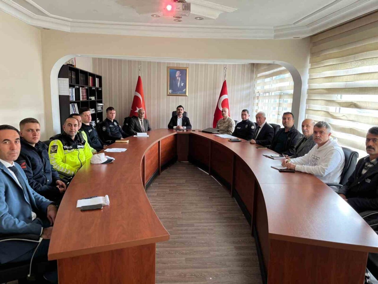 Susuz'da kış koşullarına yönelik tedbirler, Kaymakam Muhammed Emin Tutal'ın başkanlığında