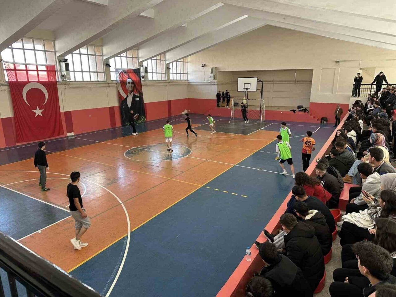 Susuz’da düzenlenen "Okullar arası Futsal Turnuvası" renkli anlara sahne olurken,