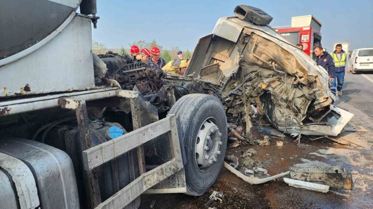 Bursa'da süt tankerinin tıra çarpması sonucu M.B. isimli sürücü kabininde