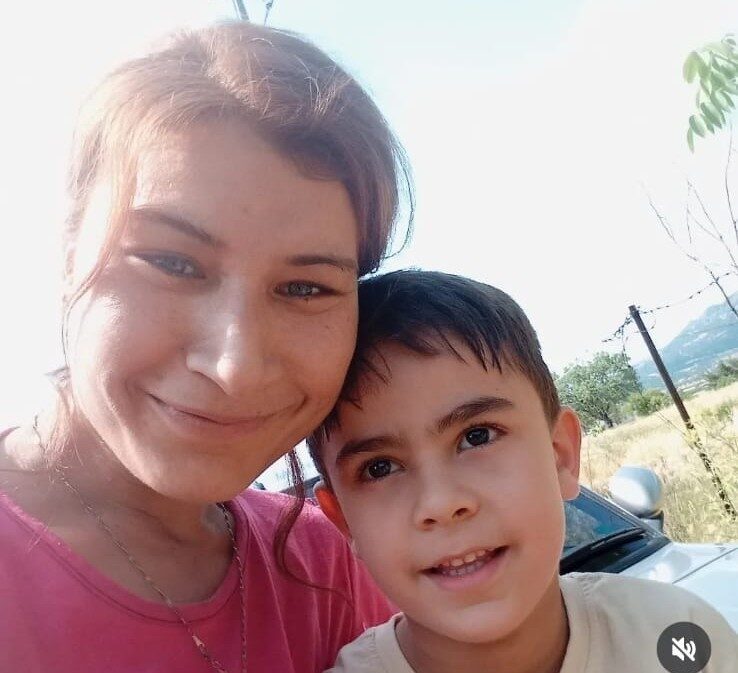 Denizli'nin Çivril ilçesinde, Müslüme Arslan (30) sağdığı sütü traktörle toplama