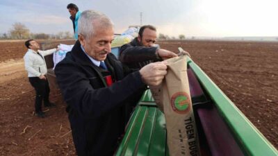 Şahinbey Belediye Başkanı Mehmet Tahmazoğlu, Mülk Köyü'nde çiftçilere buğday tohumu