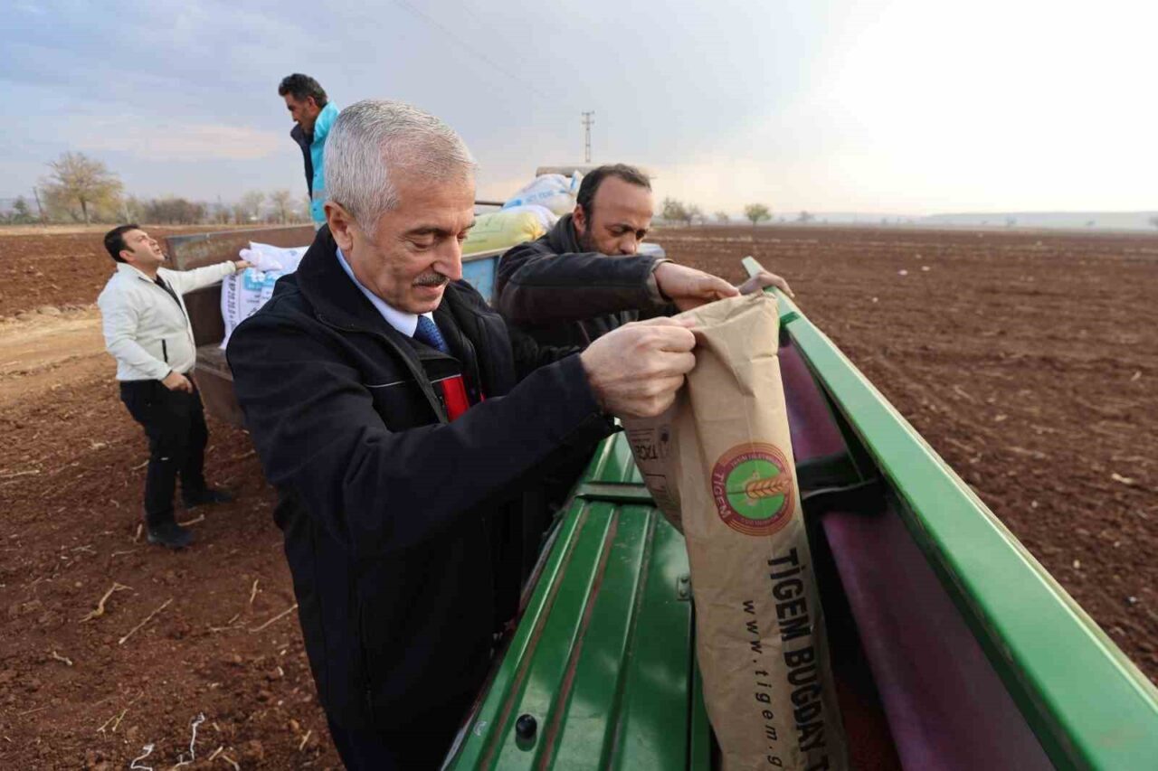 Şahinbey Belediye Başkanı Mehmet Tahmazoğlu, Mülk Köyü'nde çiftçilere buğday tohumu