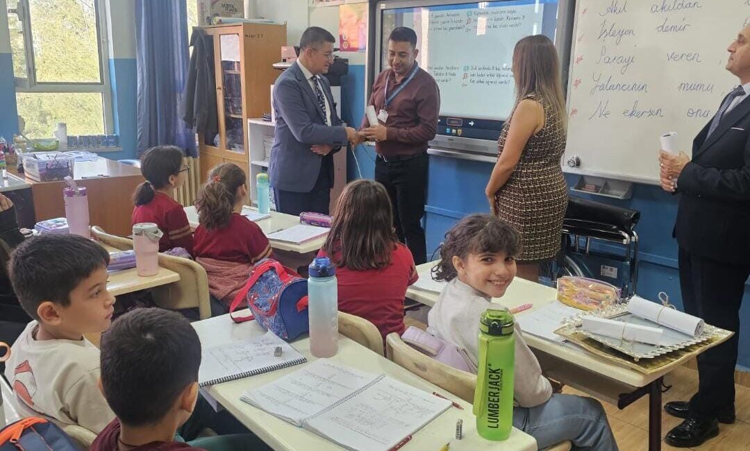 Hatay'ın Dörtyol ilçesinde, İlk Kurşun İlkokulu 3-C sınıfı velileri, hediye
