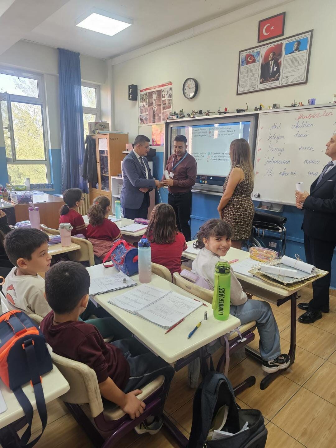 Hatay'ın Dörtyol ilçesinde, İlk Kurşun İlkokulu 3-C sınıfı velileri, hediye