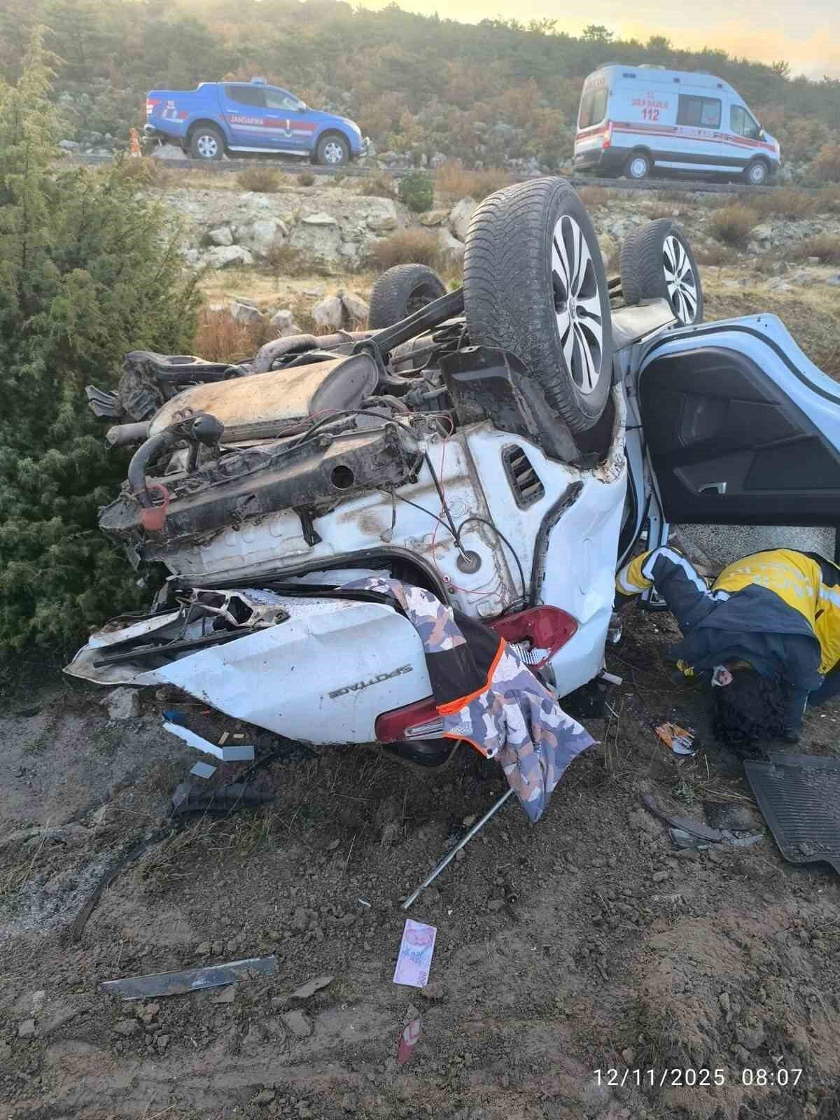 Afyonkarahisar’da otomobil kazasında sürücü hayatını kaybetti, üç kişi hastaneye kaldırıldı.