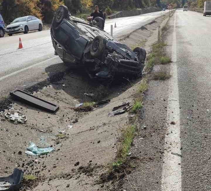 Karabük’te Takla Atan Araçta Bulunan İki Kişi Yaralandı Karabük'te meydana gelen kazada, B.K. yönetimindeki otomobil, yolun refüjüne çarparak