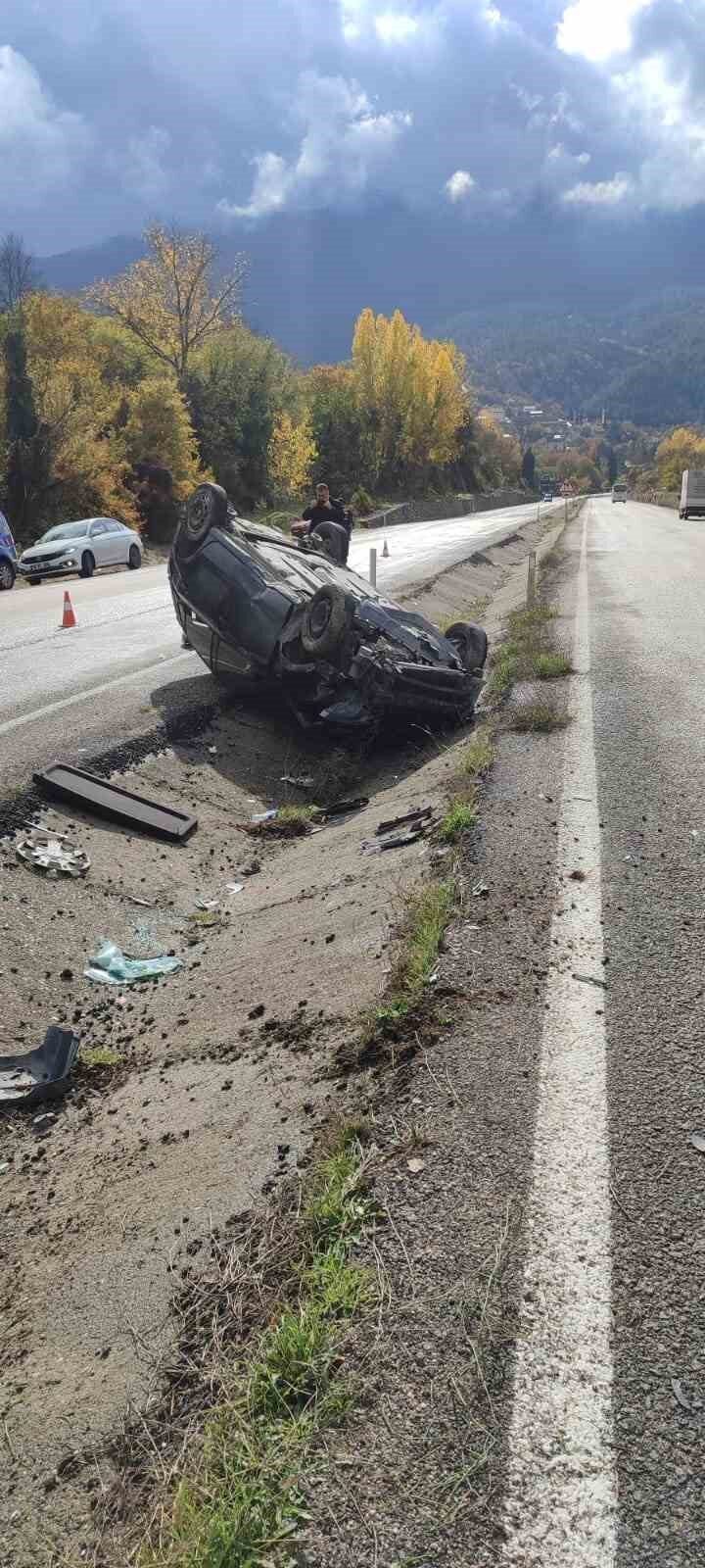 Karabük'te meydana gelen kazada, B.K. yönetimindeki otomobil, yolun refüjüne çarparak