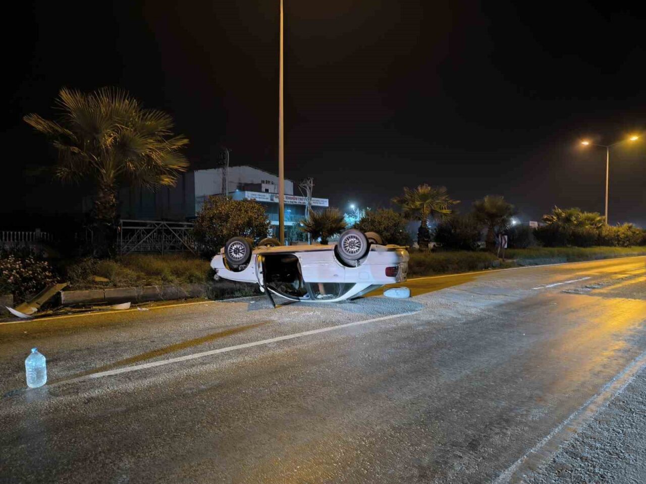 Hatay'da Dörtyol-Erzin E-5 Karayolu'nda bir otomobilin takla atması sonucu sürücüsü