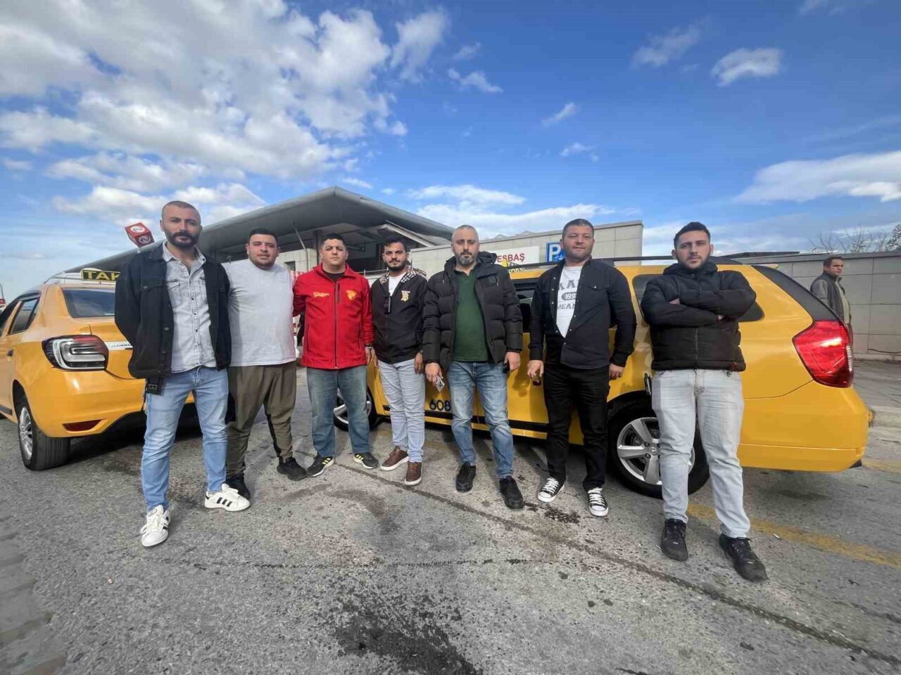 İzmir'deki taksiciler, artan kaçış olayı nedeniyle sıkıntı yaşıyor. Taksici Sedat