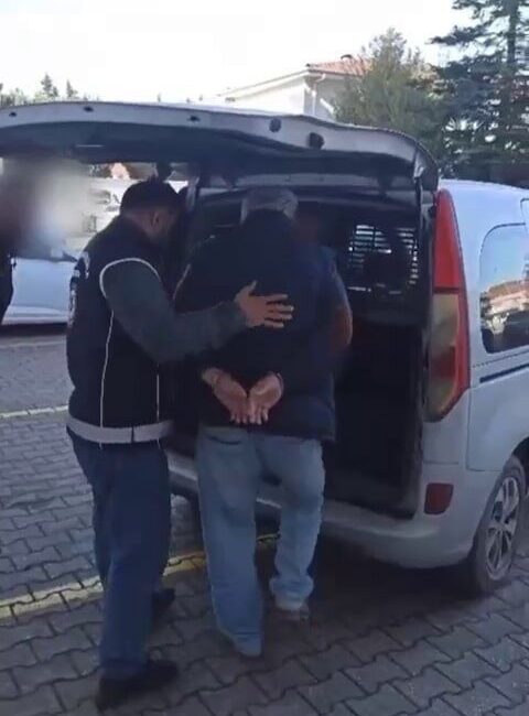 Sakarya’da Kaçak Göçmen Sevkiyatı Yapan İki Şüpheli Yakalandı, Birisi Tutuklandı Sakarya'da, doğu illerinden kaçak göçmen taşıdığı belirlenen M.B. ve S.S.