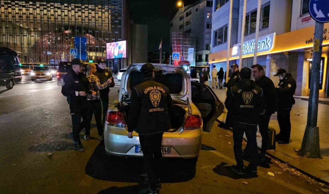 İstanbul’da ‘Huzur İstanbul’ uygulamasında alkollü sürücüye 6 ay ehliyet cezası verildi İstanbul’da yapılan 'Huzur İstanbul' denetiminde alkollü araç kullanan bir sürücünün