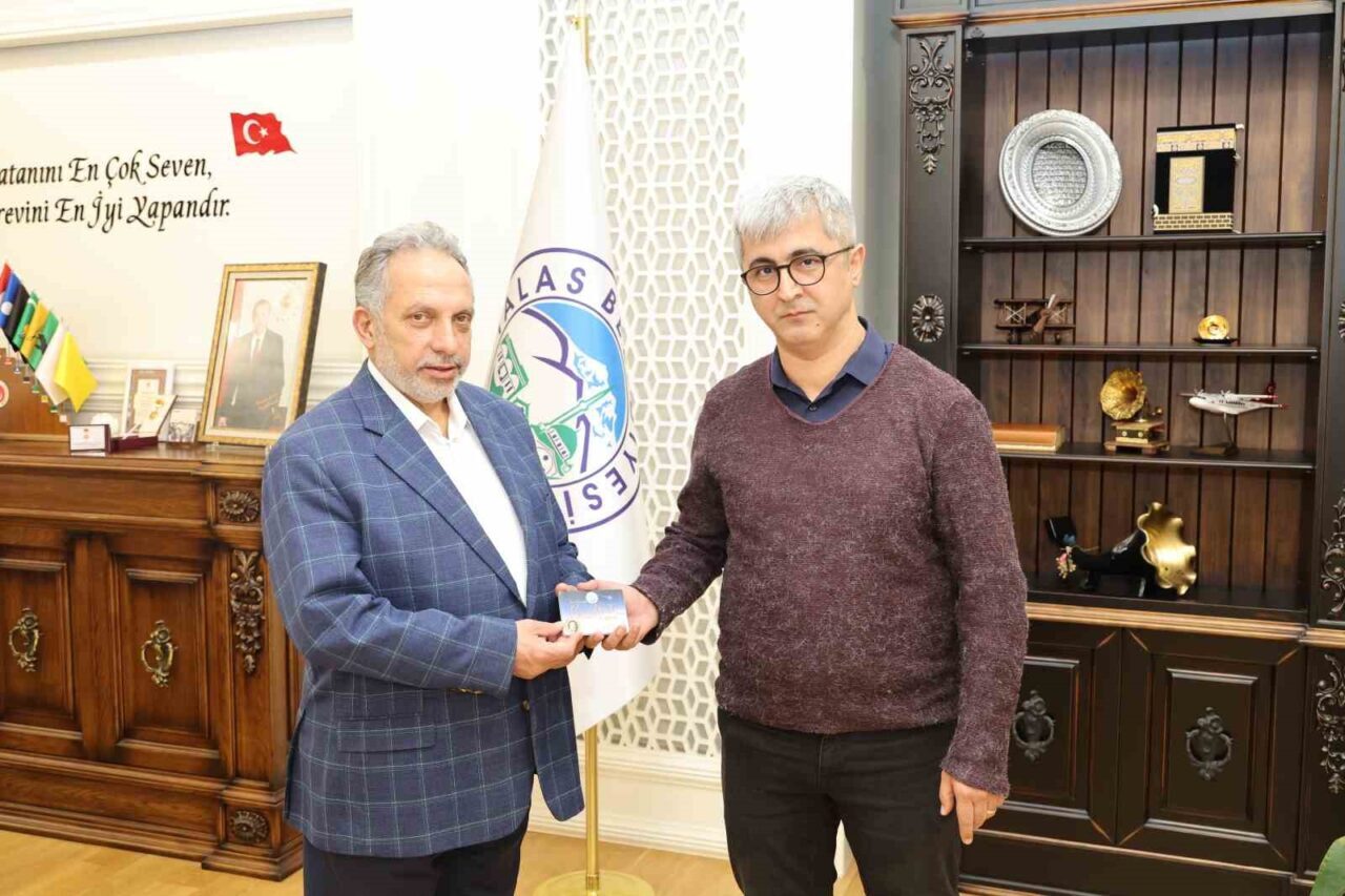 Talas Belediyesi, Mavi Boncuklu Cemil Baba’nın hayatını belgeselleştirdi. Belediye Başkanı