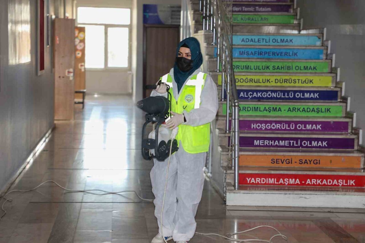 Talas Belediyesi, ara tatilde okul temizlik çalışmalarını hızlandırdı. Başkan Mustafa