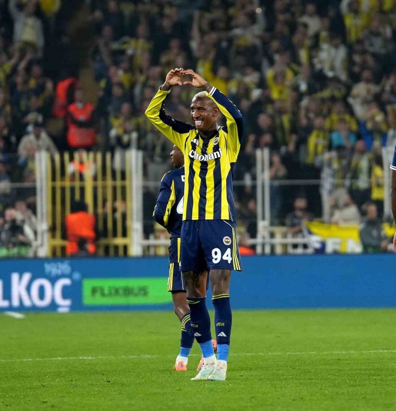 Fenerbahçe'nin Brezilyalı futbolcusu Anderson Talisca, Ferencvaros karşısında attığı golle Avrupa