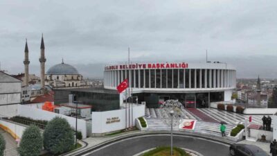 Bolu Belediye Başkanı Tanju Özcan, Azerbaycan'dan dönerken düşen askeri kargo